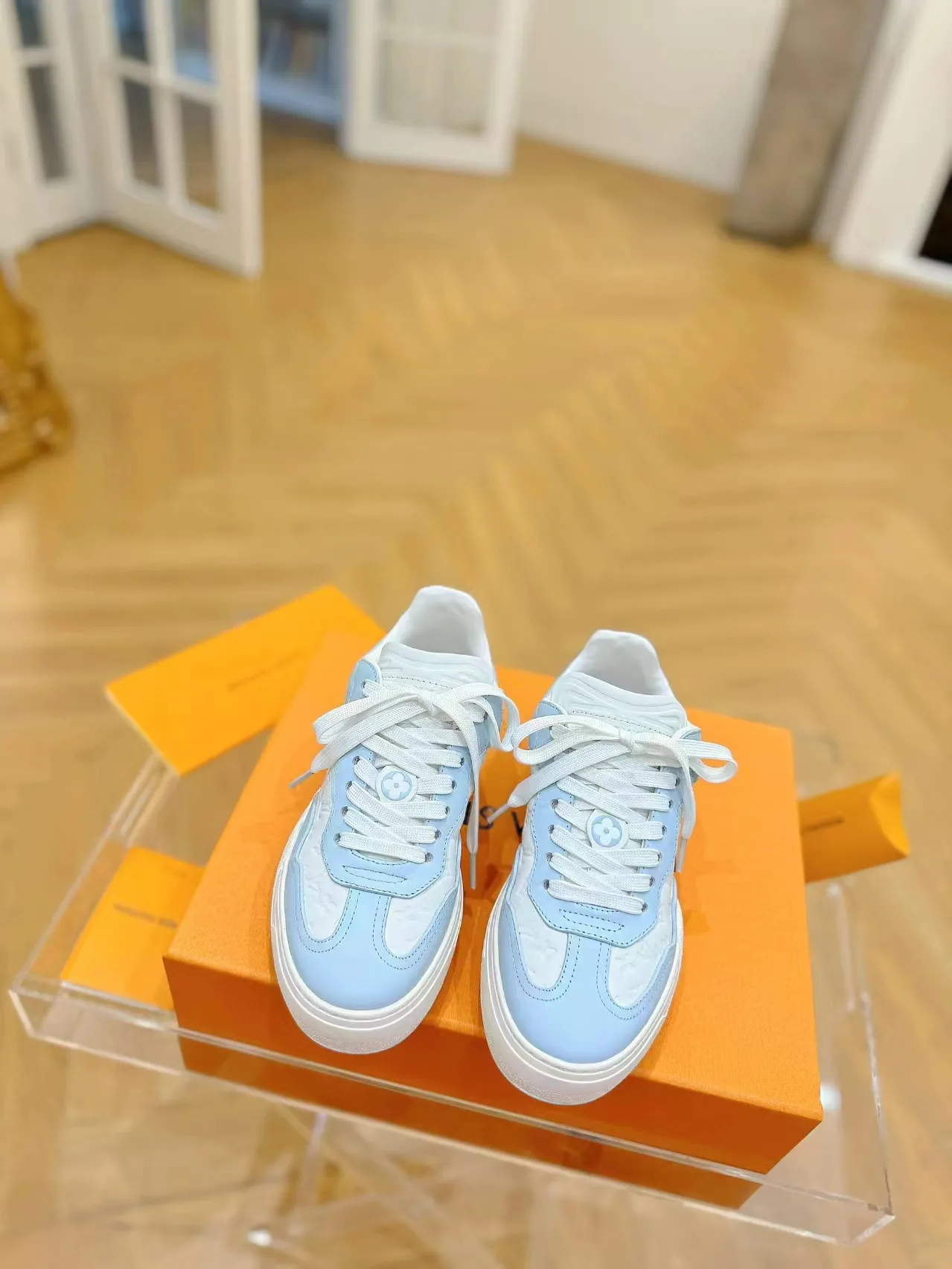 👟👟Ex-factory price 620👟👟Men's size +10 Same style for men and women🔥🔥𝐋𝐕 𝐃𝐢𝐬𝐜𝐨𝐯𝐞𝐫𝐲 2024 new sports shoes thick sole casual ❗️❗️ original purchase development and production LV Discovery lace-up shoes were unveiled at Louis Vuitton's fourth show. They are made of technical mesh fabric and metallic synthetic materials to create a streamlined design. Brand elements embellish the upper and lightweight rubber outsole, with technical shoelaces. Fabric: Original imported cowhide + technology mesh Inner lining: Original customized breathable mesh Sole: Original molded ultra-light rubber foam material Bottom thickness: 5.5CM Size: Women's 35-41 (41 customized), Men's 39-46, (45-46 customized)